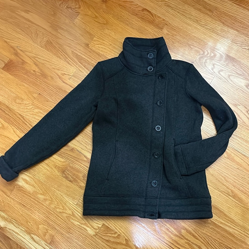 North face never worn! Women’s NorthFace gray sweater coat. Great looking!